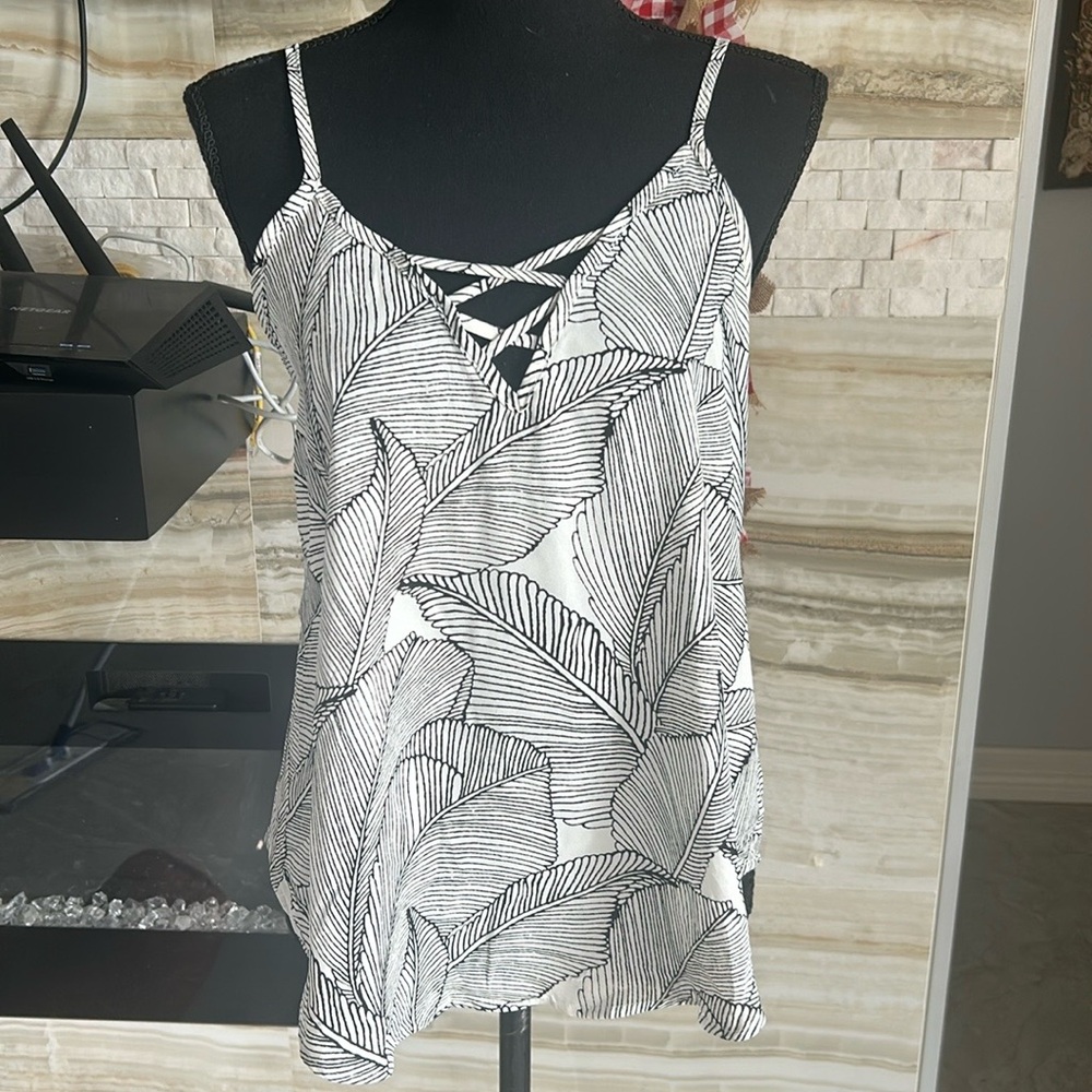 Sienna Sky White/Black Large Leaf Print Blouse. Size XS (223)